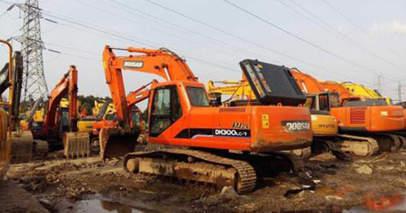 南宁工程机械租赁市场解析 挖掘机出租价格与防腐防锈工程的重要性